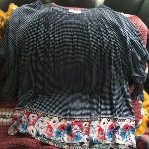 Pretty, Flowing 3/4 bell sleeves tunic blouse